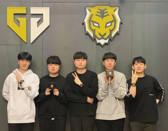 他以自己的 他以自己的