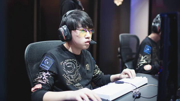 载的坚守向 载的坚守向