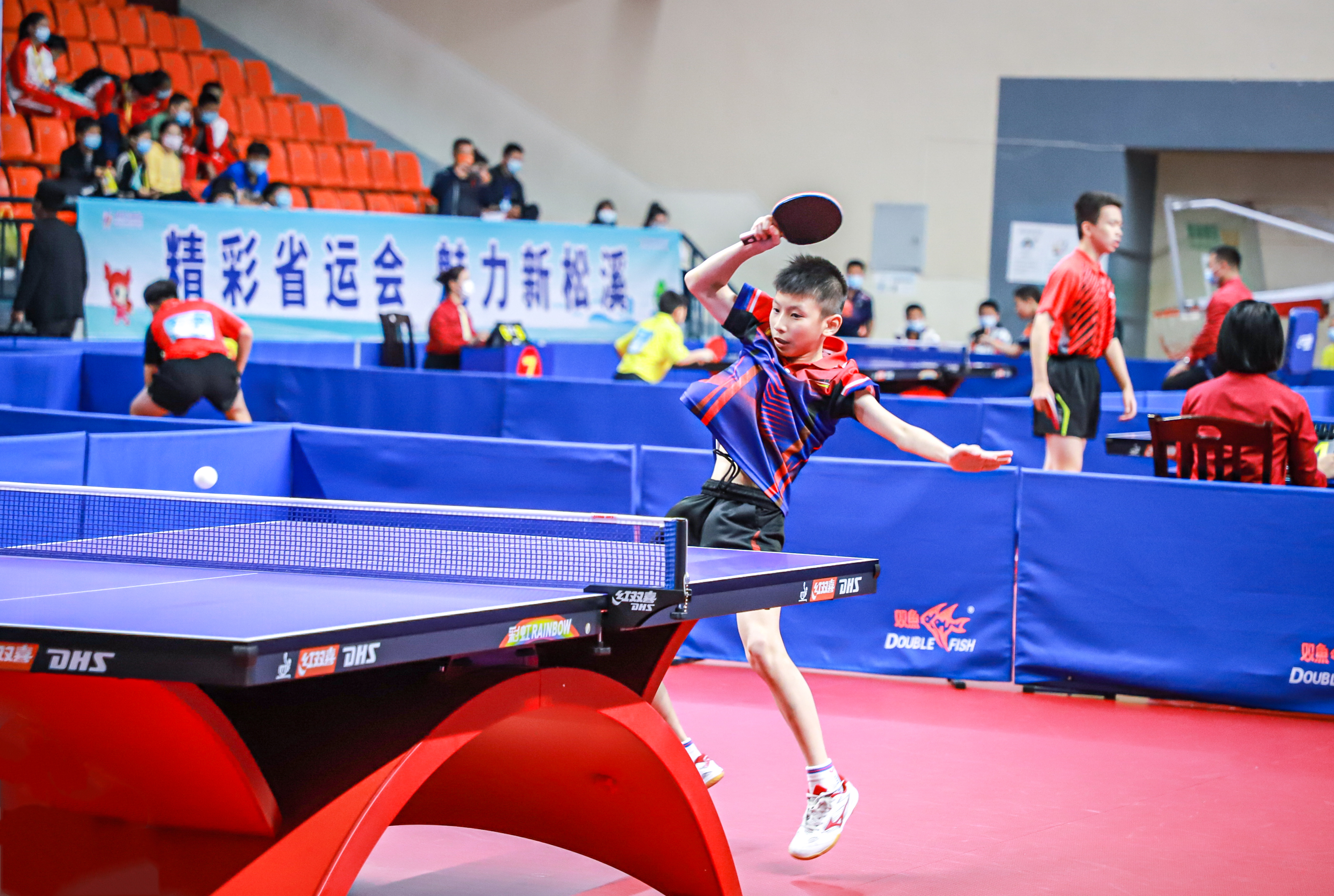 他们通过高 他们通过高